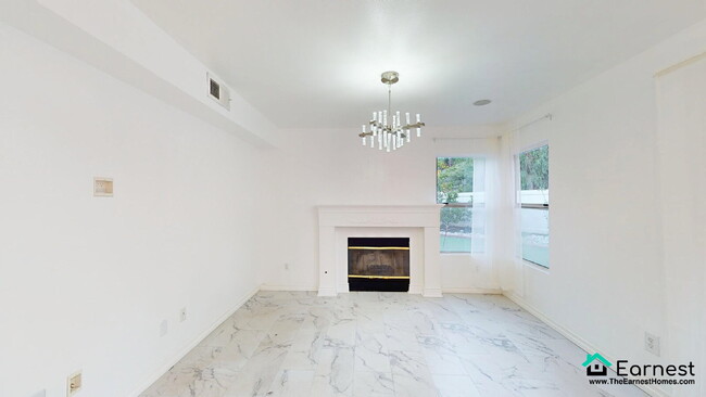 Building Photo - Charming 4-Bed/2.5-Bth Home in Prime Santa...