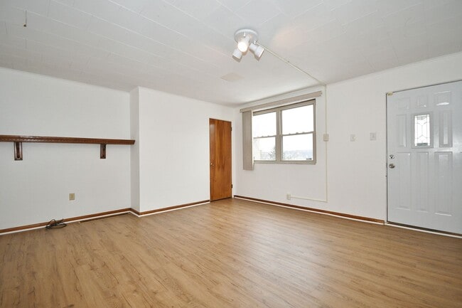 Building Photo - South Side 3BR - Simple, Solid, Ready