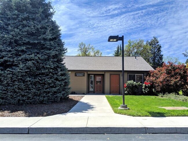 Building Photo - 556 G St