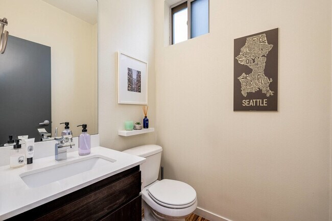 Building Photo - 1308 E Marion St