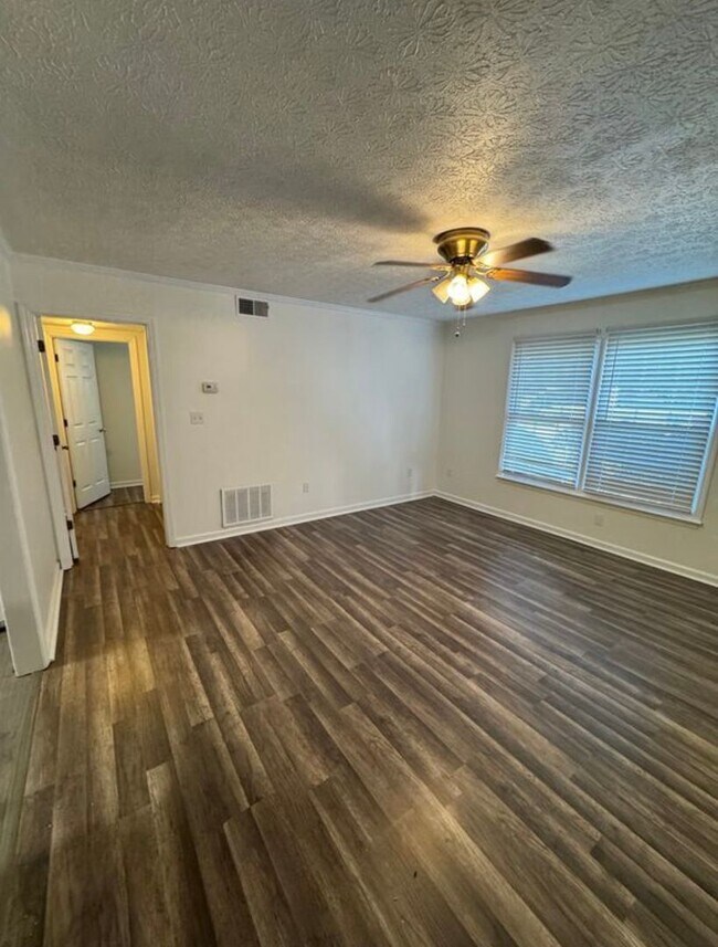 Building Photo - 2 bed 1 bath newly renovated!