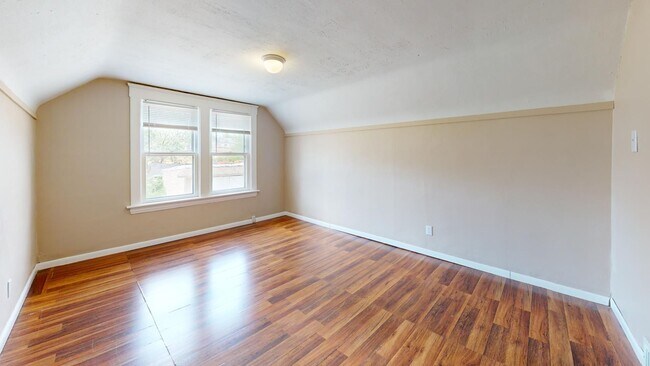 Building Photo - ** AVAILABLE OCTOBER 2025 *** Old Brooklyn...