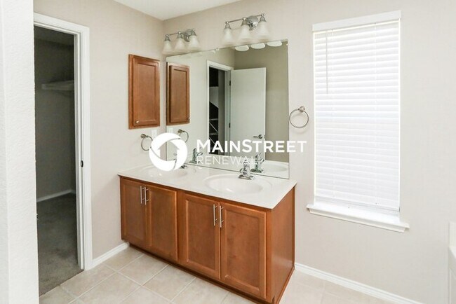 Building Photo - 4 Bedroom Pet-Friendly Home in Glenn Heigh...