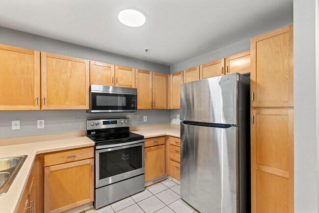 Building Photo - 1st Floor Condo in Bellingham Park Available now!