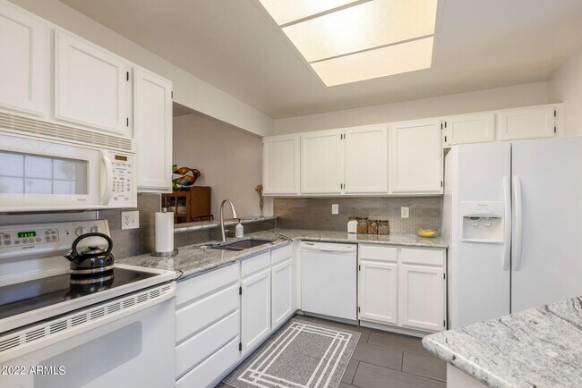 Building Photo - 930 N Mesa Dr