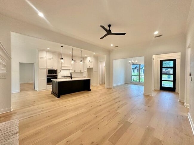 Building Photo - Available Now! Luxurious 3 Bedroom 2 Bath ...