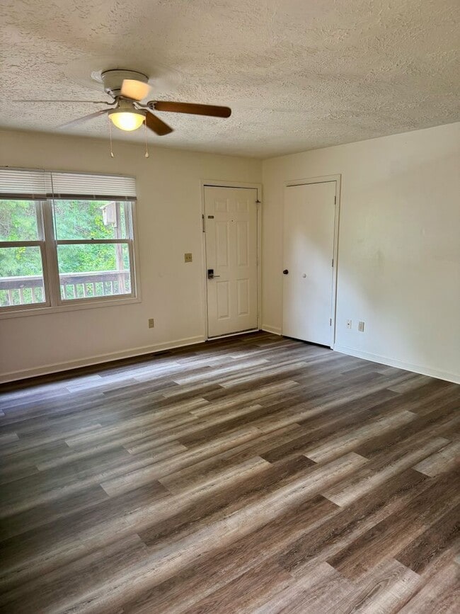 Building Photo - Fully Updated Duplex in Blacksburg