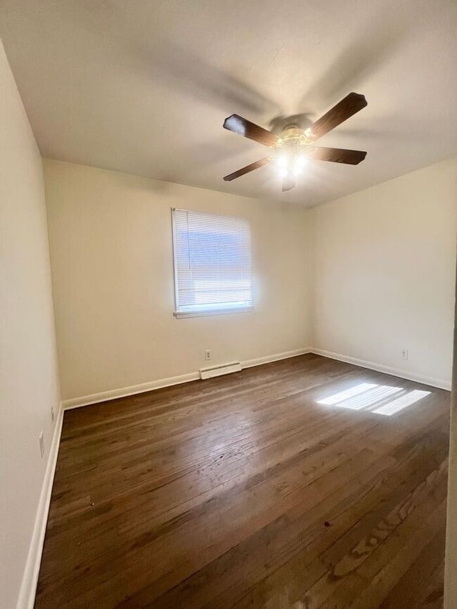 Building Photo - Large 2 bed, 2 bath, 1 car garage duplex