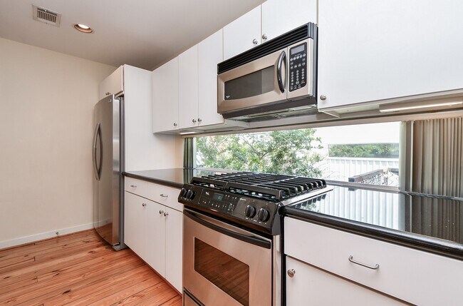Building Photo - 824 Robin St