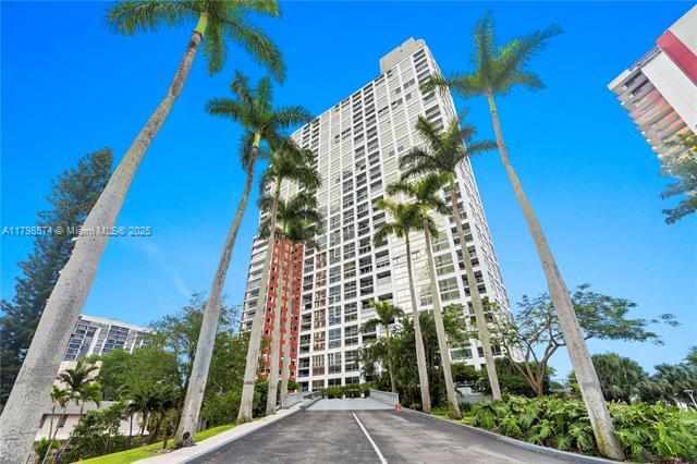 Building Photo - 1541 Brickell Ave