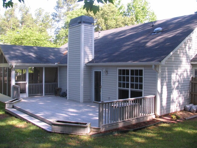 Building Photo - 525 Longwood Ln
