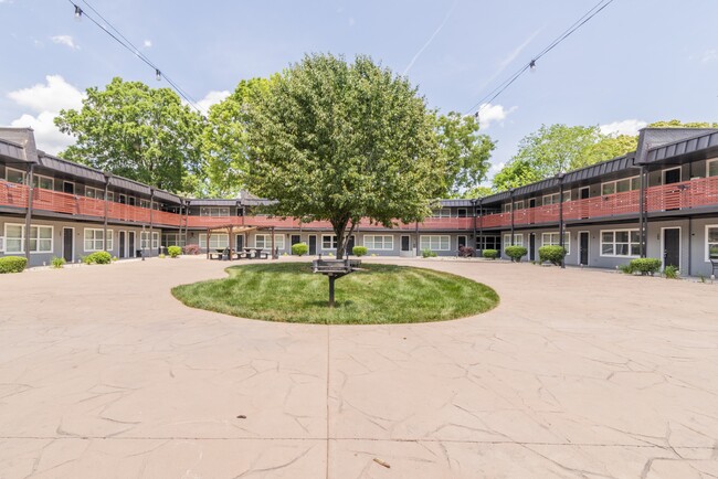 Building Photo - 2000 Patio Ct