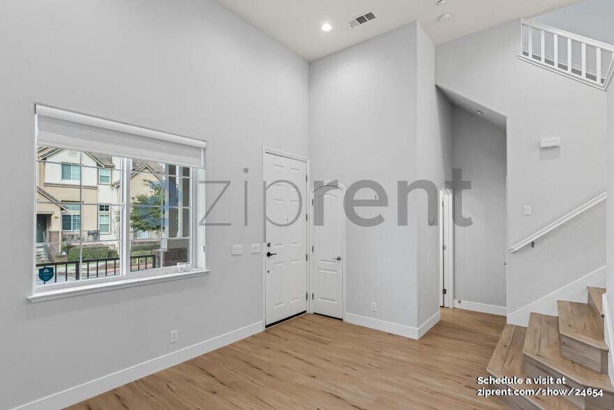 Building Photo - 1052 Green St