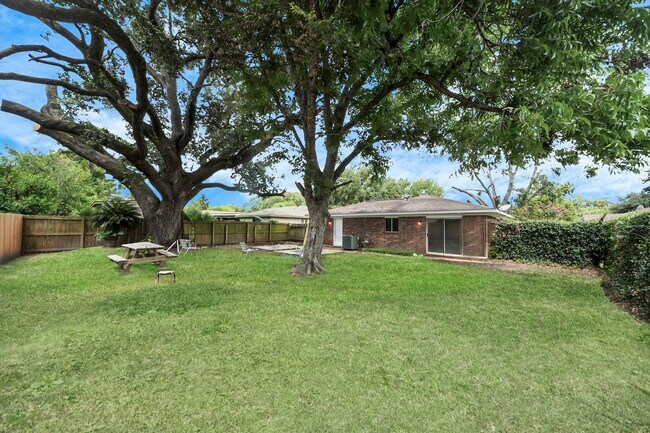 Building Photo - 1307 Glen Echo Dr
