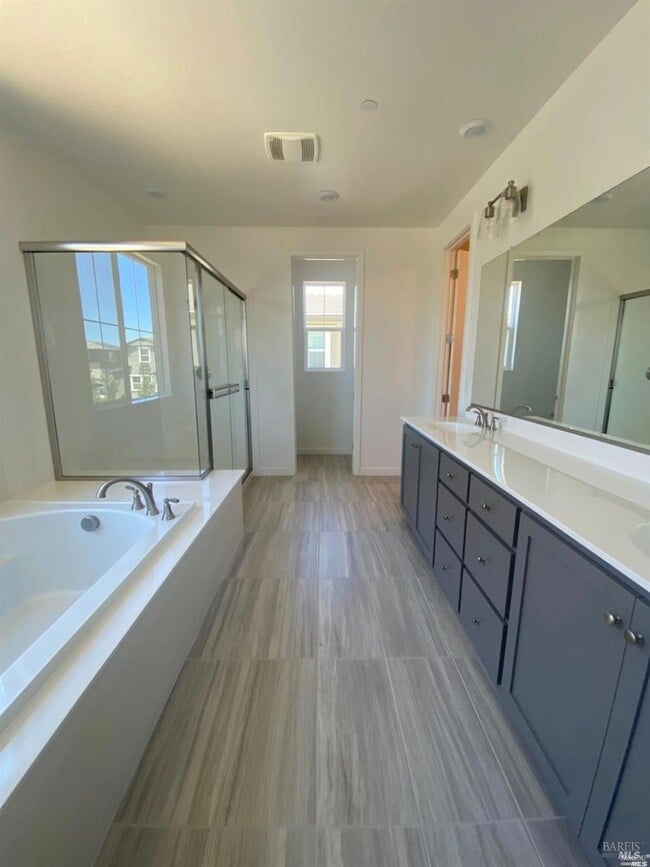Building Photo - 2408 Lake Club Dr
