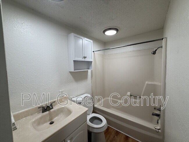 Building Photo - 318 E Redwood St
