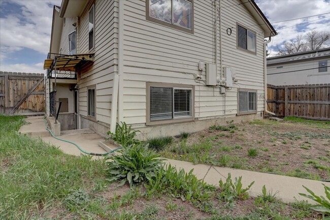 Building Photo - 2 bedroom 1 bathroom- lower unit