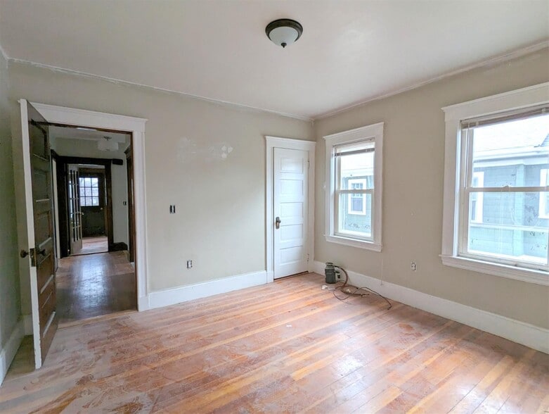 Building Photo - 35 Trowbridge St