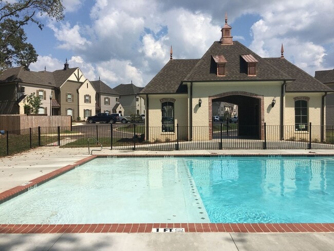 Building Photo - FULLY FURNISHED 3 bed 3.5 bath condo near pool in desirable Creekside neighborhood!
