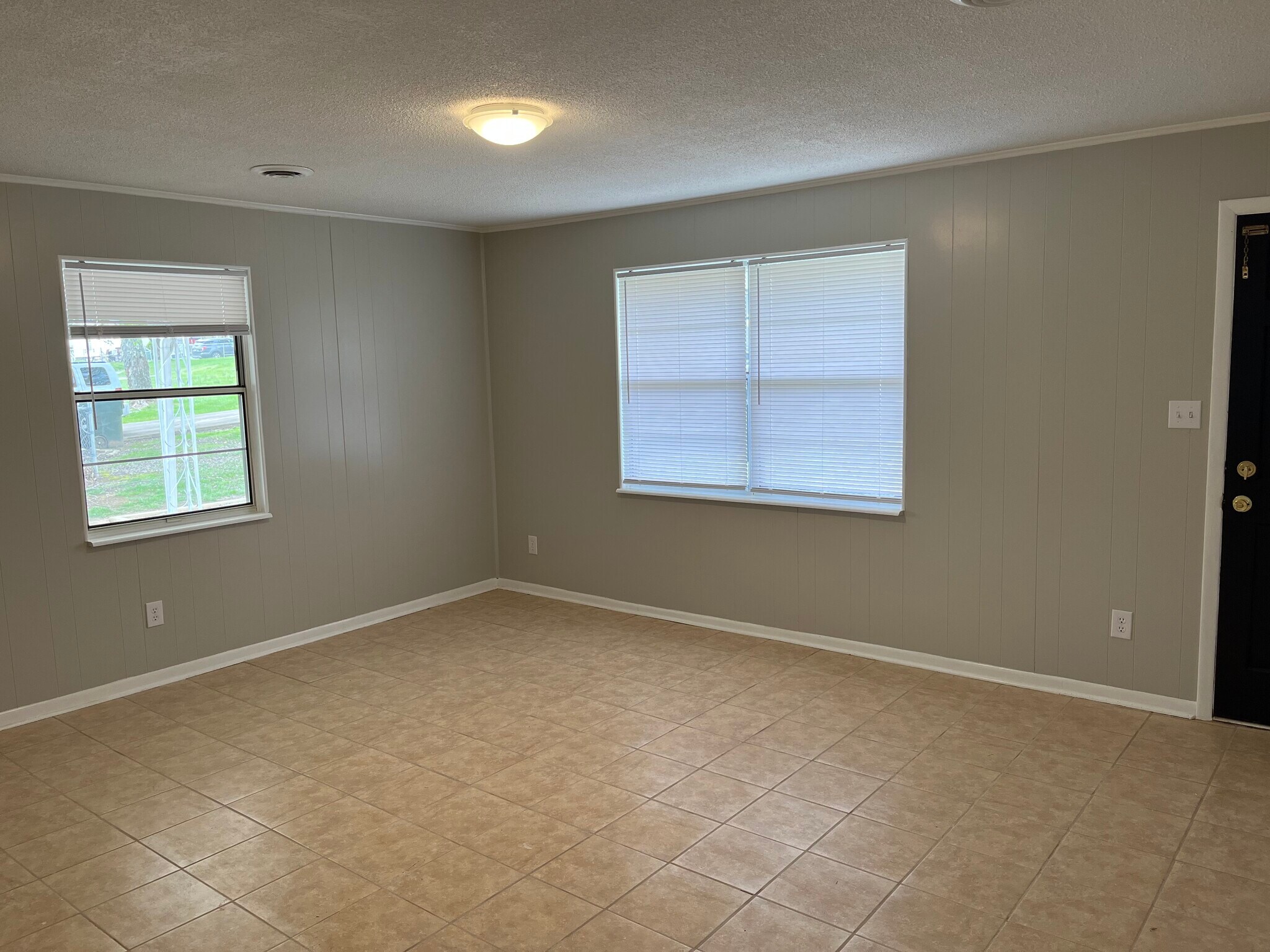 Living Room - 1031 W Vann Rd