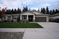 Building Photo - Stunning 4-bedroom 2.5 bathroom