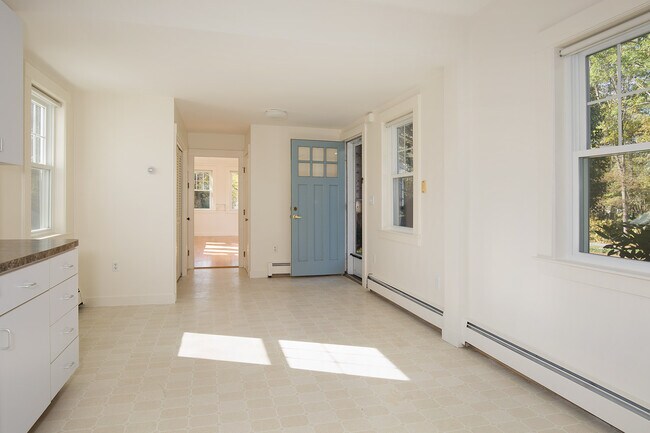 Building Photo - 352 Thoreau St