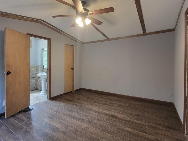 Building Photo - 124 Mockingbird Ln