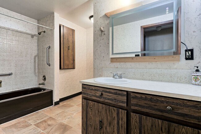 Building Photo - 2 Bedroom Ranch in Loveland with finished ...