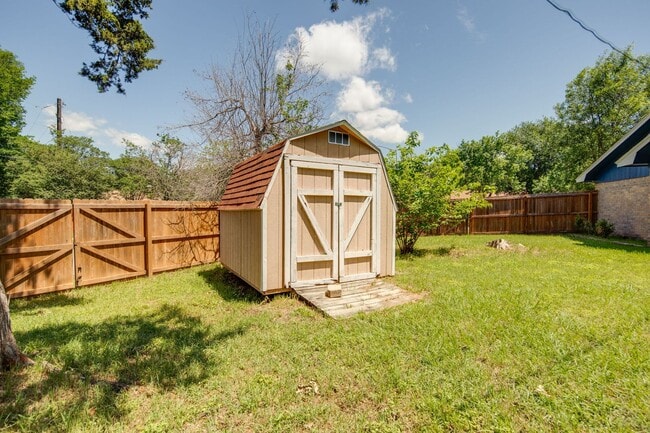 Building Photo - AUGUST PRE-LEASE!  Spacious 3 Bedroom 2 Bathroom House on Corner Lot