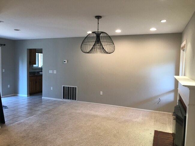 Building Photo - 112 Doris Dr