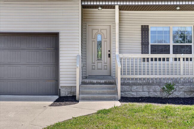 Building Photo - Pet Friendly Three Bedroom!