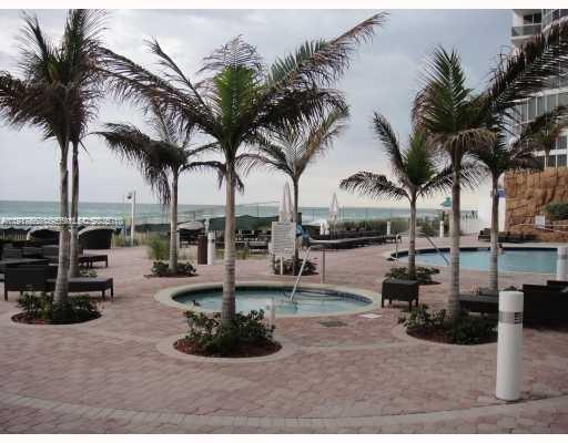 Building Photo - 18201 Collins Ave