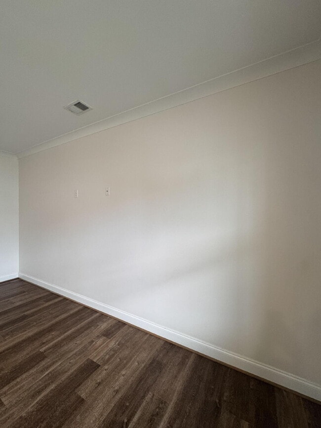 Building Photo - Inquire today on how to get FREE rent!