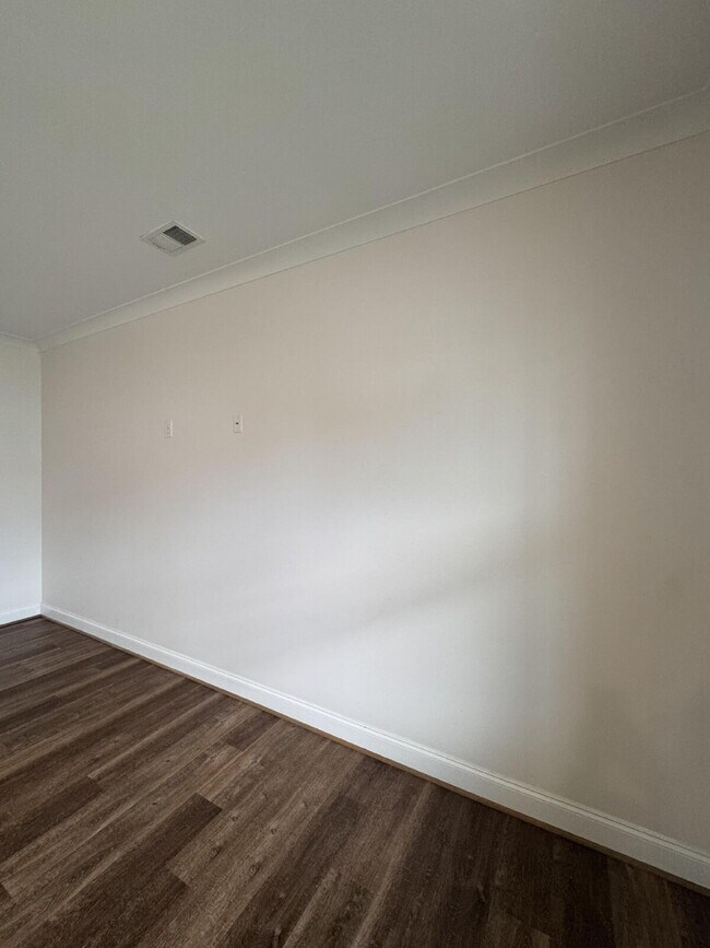 Building Photo - Sign a 12-month lease now and receive the ...