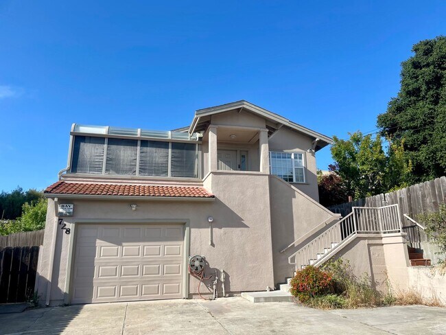 Building Photo - Spacious 3 Bedroom House