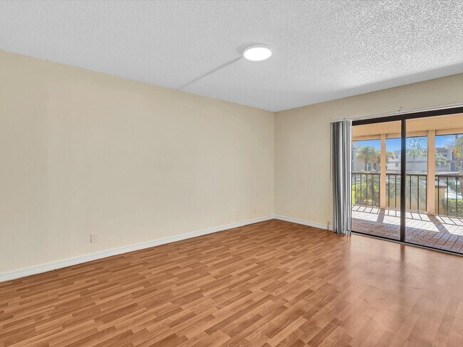 Building Photo - 220 Lakeview Dr