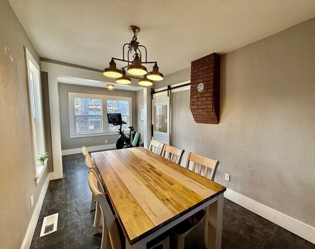 Building Photo - Charming 3-Bedroom Home in the Heart of Co...