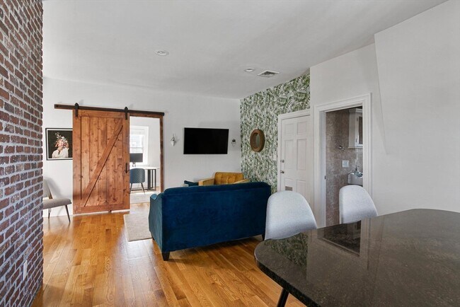 Building Photo - 42 King St