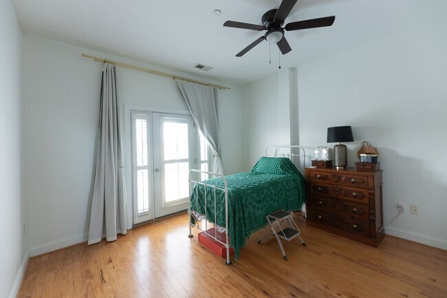 Building Photo - 360 S Elm St