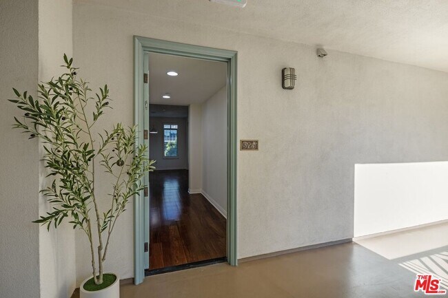 Building Photo - 5625 Crescent Park E