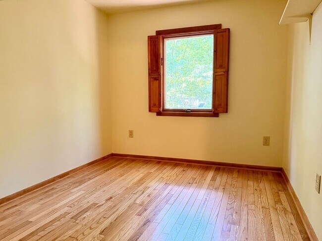Building Photo - Rustic Ranch in Rehoboth