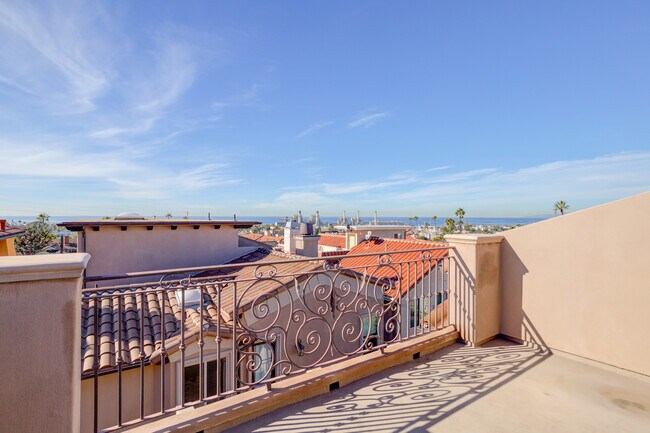 Building Photo - 612 N Juanita Ave