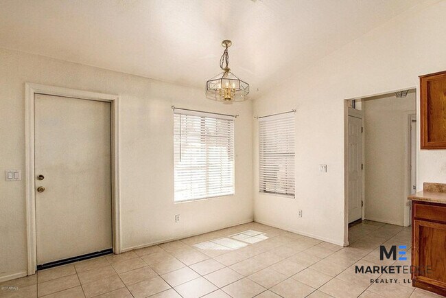 Building Photo - 3Bed/2Bath Home at Lower Buckeye Rd! JOIN ...