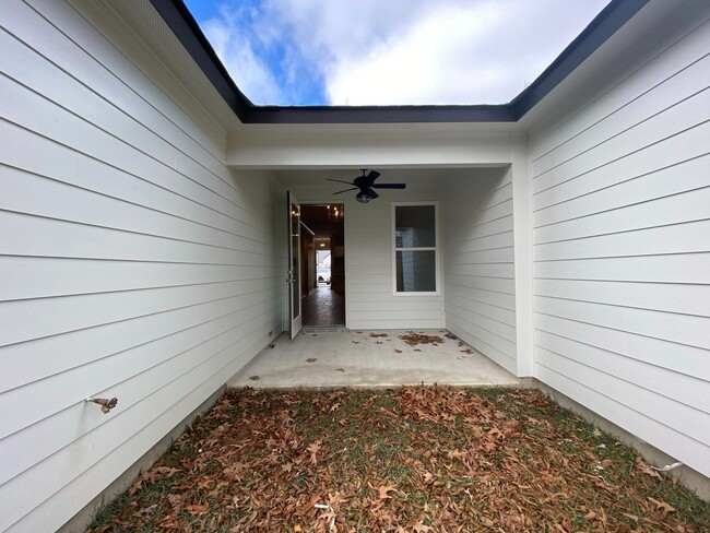Building Photo - 2 Bedroom Off Jefferson Near Highland