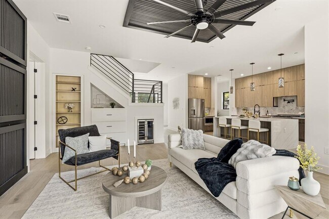 Building Photo - 2300 Bluebonnet Ln