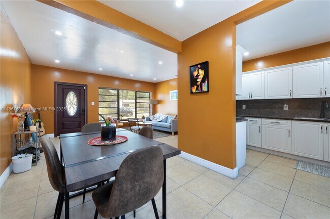 Building Photo - 250 NE 170th St