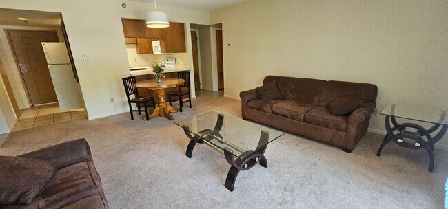Building Photo - Fairmount East II - 2 Bedroom 2 Bath Middl...