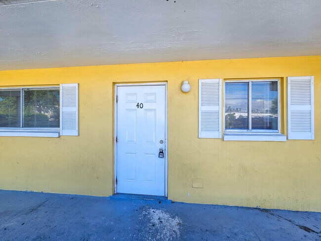 Building Photo - 1501 Crescent Cir