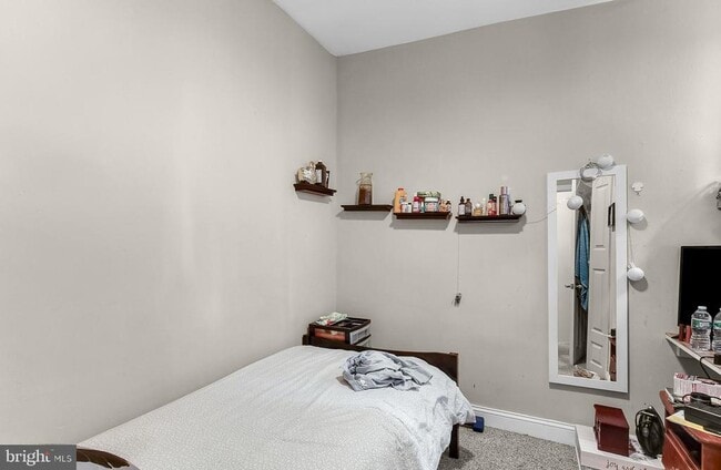 Building Photo - 443 Emily St
