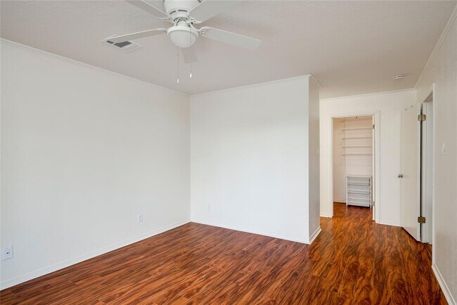 Building Photo - 1510 W N Loop Blvd